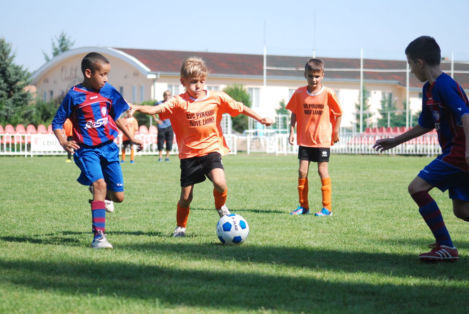 Jeunes joueurs en duel sur le terrain